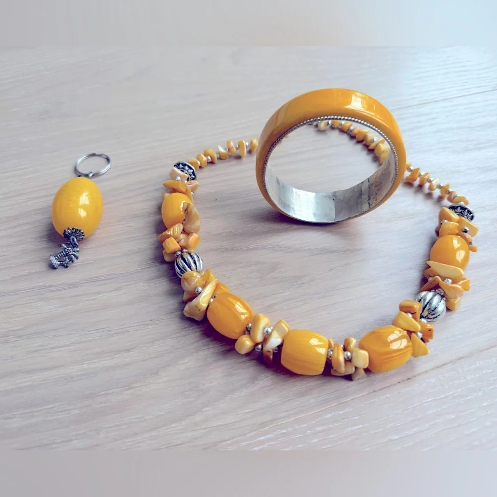 Vintage Yellow Beaded Jewelry Set with yellow stones, bracelet necklace charm - Picture 1 of 16